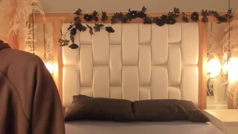 daphne_and_roger online show from 3, 11, 2025