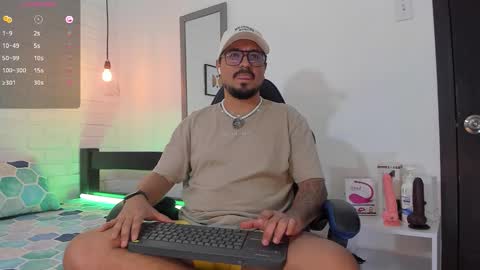 Snapshot of daviidevans chatting on 7, 10, 2025 David Evans online show from 7, 10, 2025
