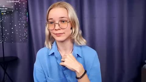 Charlie 18yo online show from 21, 10, 2025