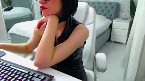 Snapshot of dear_ellisse chatting on 17, 4, 2026 Elly online show from 17, 4, 2026
