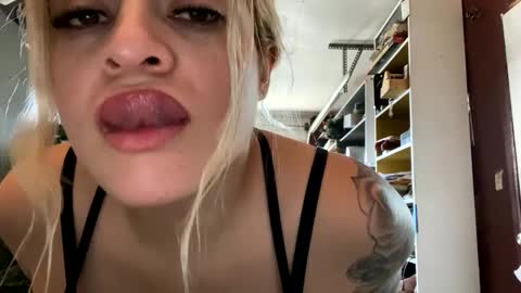 Camila Palacios online show from 3, 2, 2025