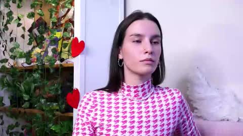 Esme 19 years old online show from 2, 11, 2025