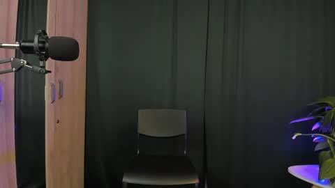 Delilah online show from 2, 2, 2025