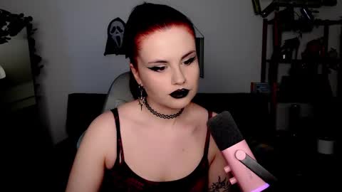 dellacrush_ online show from 8, 11, 2025