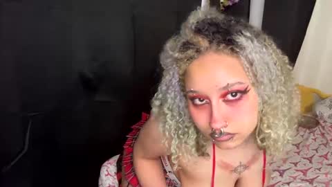 Snapshot of deluxxxeblu chatting on 21, 2, 2025 TankinBody online show from 21, 2, 2025