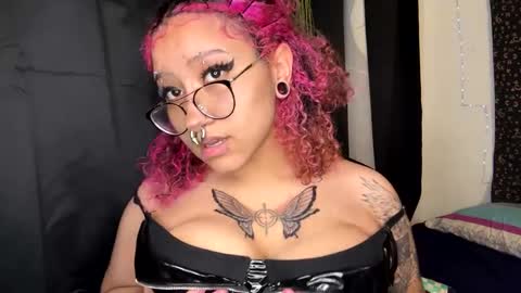 Snapshot of deluxxxeblu chatting on 27, 2, 2025 TankinBody online show from 27, 2, 2025