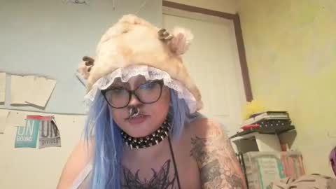 Snapshot of deluxxxeblu chatting on 1, 11, 2025 TankinBody online show from 1, 11, 2025