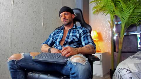 dennis_cox_ online show from 5, 2, 2025