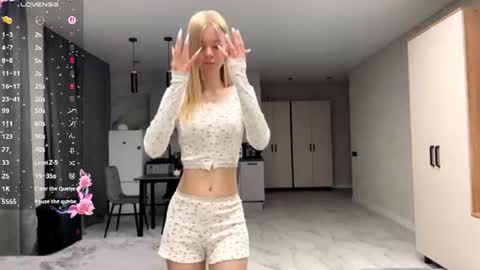 Snapshot of dewdropdoll chatting on 20, 6, 2026 dewdropdoll online show from 20, 6, 2026