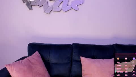 Snapshot of doll_venus chatting on 19, 9, 2025 Roxana independent model can you help me reach 100 hands up uwu online show from 19, 9, 2025