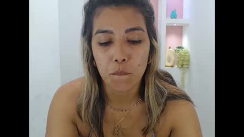 Snapshot of dona_tella chatting on 11, 9, 2025 dona_tella online show from 11, 9, 2025