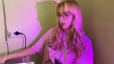 Snapshot of donettastrowbridge chatting on 6, 10, 2025 Karolina online show from 6, 10, 2025
