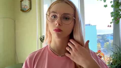 Snapshot of donettastrowbridge chatting on 7, 10, 2025 Karolina online show from 7, 10, 2025