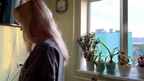 Snapshot of donettastrowbridge chatting on 10, 10, 2025 Karolina online show from 10, 10, 2025