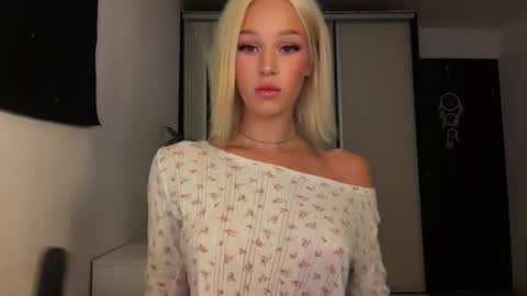 Snapshot of doublesees chatting on 14, 6, 2026 MOLLYYYY dont forget to give me a thumb up online show from 14, 6, 2026
