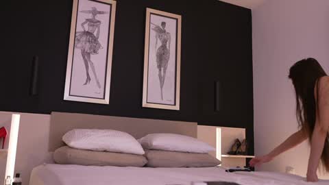 Snapshot of dovia chatting on 5, 1, 2025 . . online show from 5, 1, 2025