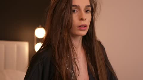 Snapshot of dovia chatting on 9, 3, 2025 . . online show from 9, 3, 2025