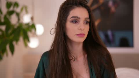 Snapshot of dovia chatting on 10, 11, 2025 . . online show from 10, 11, 2025