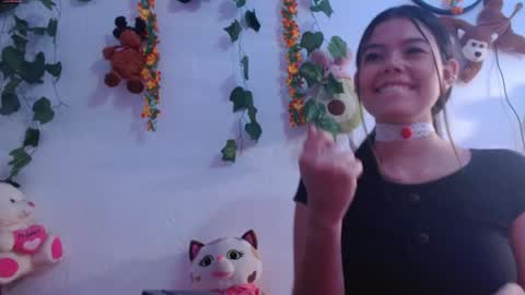 Snapshot of draculaura_x chatting on 3, 5, 2026 Laura online show from 3, 5, 2026