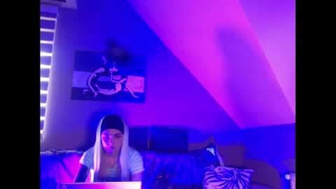 A girl online show from 28, 1, 2025