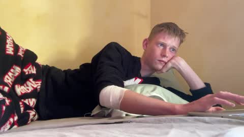 dreamy_devi1 online show from 15, 4, 2026