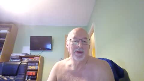 Snapshot of dutchunclejohn chatting on 19, 11, 2025 DutchUncleJohn online show from 19, 11, 2025