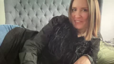 Nadia Ferreira  online show from 5, 12, 2024