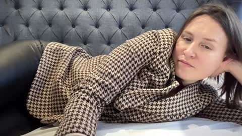 Nadia Ferreira  online show from 14, 11, 2025