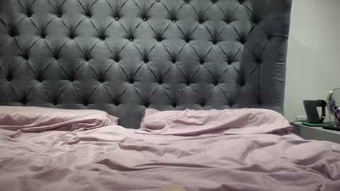 Nadia Ferreira  online show from 15, 12, 2025