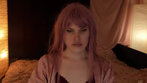 Effie Mur online show from 5, 3, 2025