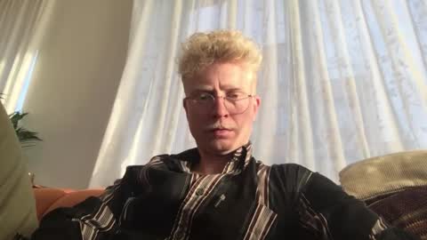 Snapshot of el_thunder chatting on 12, 1, 2025 MrE online show from 12, 1, 2025