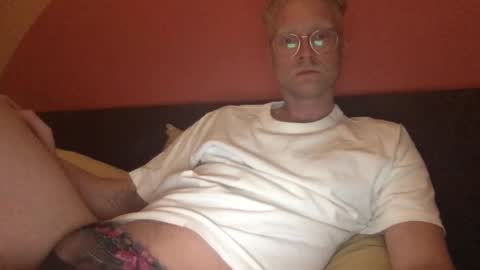 Snapshot of el_thunder chatting on 8, 3, 2025 MrE online show from 8, 3, 2025