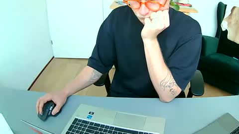 Snapshot of el_thunder chatting on 10, 4, 2026 MrE online show from 10, 4, 2026