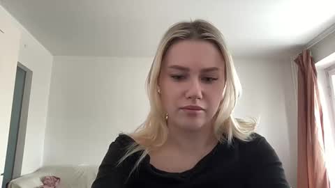 Snapshot of elaraluxxxe chatting on 15, 2, 2025 elaraluxxxe online show from 15, 2, 2025