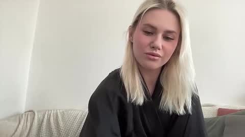 Snapshot of elaraluxxxe chatting on 17, 9, 2025 elaraluxxxe online show from 17, 9, 2025