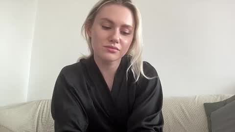 Snapshot of elaraluxxxe chatting on 14, 10, 2025 elaraluxxxe online show from 14, 10, 2025