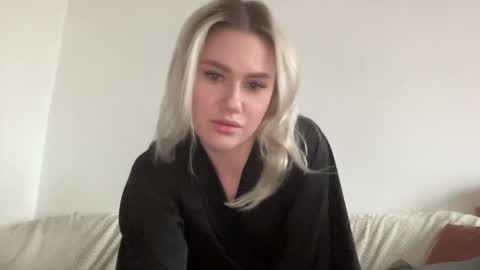 Snapshot of elaraluxxxe chatting on 4, 11, 2025 elaraluxxxe online show from 4, 11, 2025