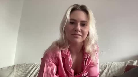 Snapshot of elaraluxxxe chatting on 5, 11, 2025 elaraluxxxe online show from 5, 11, 2025