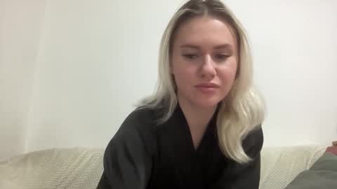 Snapshot of elaraluxxxe chatting on 14, 11, 2025 elaraluxxxe online show from 14, 11, 2025