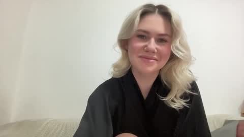 Snapshot of elaraluxxxe chatting on 2, 12, 2025 elaraluxxxe online show from 2, 12, 2025