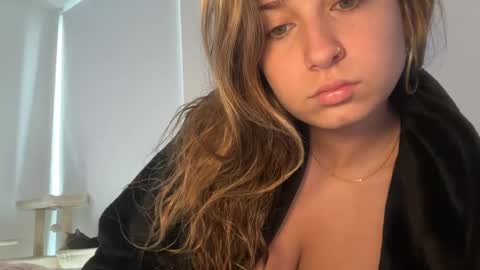 Snapshot of elenahere4u chatting on 4, 5, 2026 Elena online show from 4, 5, 2026