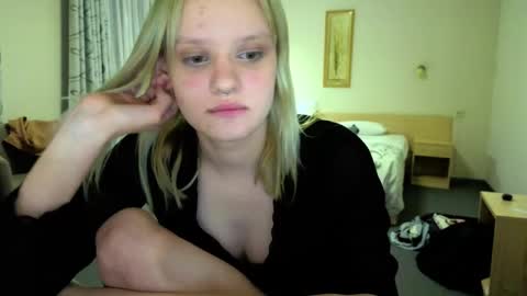 Snapshot of elieiza_xo chatting on 26, 5, 2026 elieiza_xo online show from 26, 5, 2026