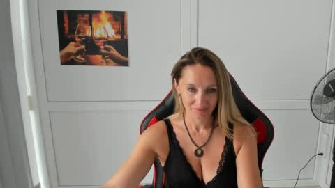 Snapshot of elinarosee chatting on 24, 7, 2026 Milena online show from 24, 7, 2026