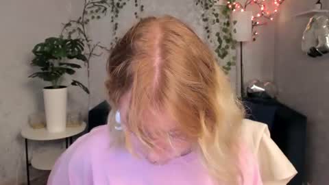 Snapshot of elira_vane chatting on 22, 6, 2026 Elira Vane online show from 22, 6, 2026