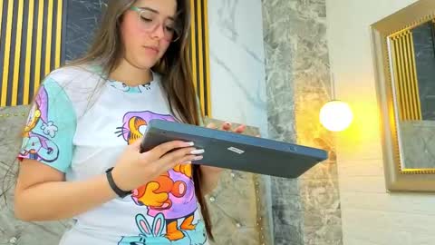 elisvega online show from 10, 4, 2026