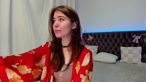 Ella Mayers online show from 3, 2, 2025
