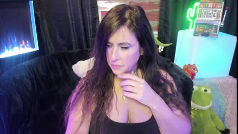 ELLE online show from 5, 2, 2025