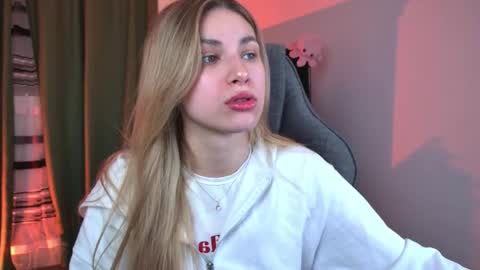 Snapshot of elliecutes chatting on 28, 4, 2026 elliecutes online show from 28, 4, 2026