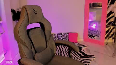 Elin online show from 14, 2, 2026