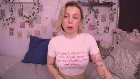 Snapshot of ellysunlover chatting on 5, 3, 2025 ELLY online show from 5, 3, 2025